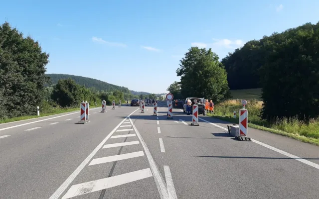 Dělníci opravují křižovatku u Kuřimi. Na tahu na Svitavy stojí řidiči z obou směrů v kilometrových kolonách