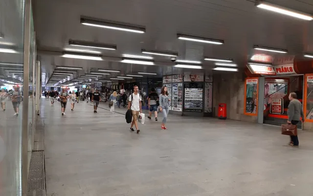 Podchod pod hlavním nádražím nově patří Brnu. Město z něho chce udělat moderní obchodní pasáž