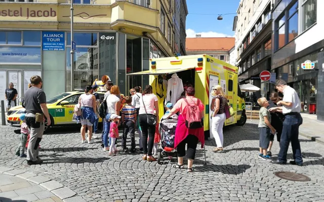 Jihomoravští zdravotníci předvedli na Jakubáku návštěvníkům sanitky, dostalo se jim pochval za pomoc při koronaviru