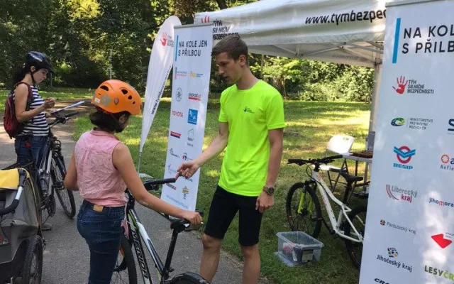 Projekt Na kole jen s přilbou na cyklostezce v Brně