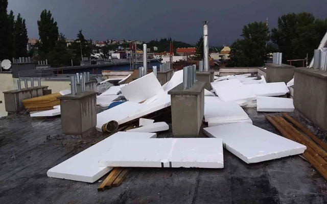 FOTO: Vítr na jižní Moravě lámal stromy, tisíce domácností jsou bez proudu
