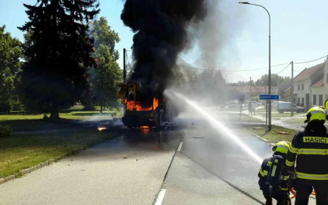 VIDEO: Při požáru jeřábu vybouchly pneumatiky, několik hasičů se zranilo