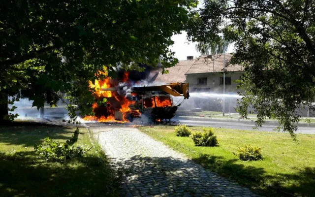 VIDEO: Při požáru jeřábu vybouchly pneumatiky, několik hasičů se zranilo