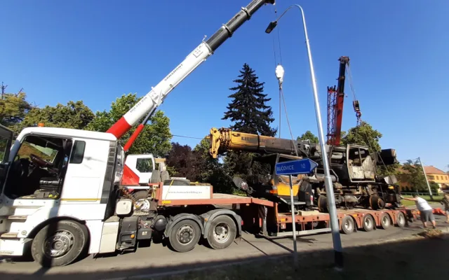 VIDEO: Při požáru jeřábu vybouchly pneumatiky, několik hasičů se zranilo
