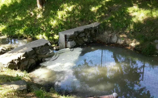 VIDEO: Při požáru jeřábu vybouchly pneumatiky, několik hasičů se zranilo
