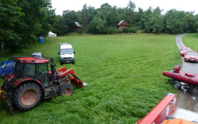 FOTO: Hasiči vytáhli na Brněnsku dva muže z auta utopeného v rozvodněné řece