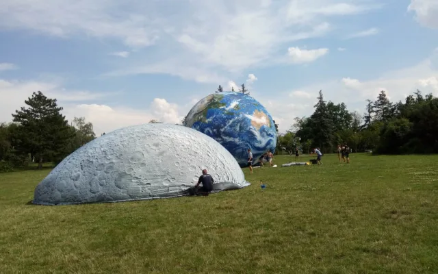 Blízké setkání vesmírného druhu. V parku u Hvězdárny se k sobě tulí modely Země a Měsíce