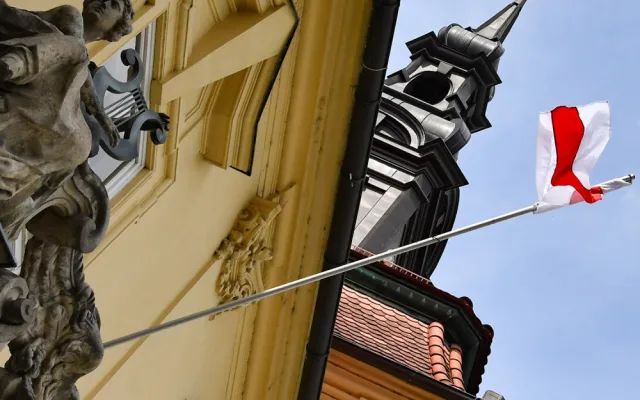 Brno vyvěsilo historickou vlajku Běloruska na vyjádření solidarity s oběťmi brutálních policejních represí