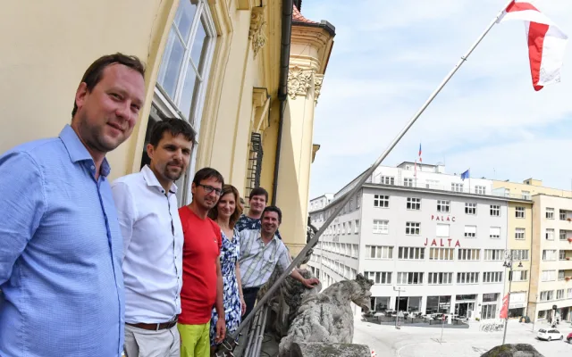 Brno vyvěsilo historickou vlajku Běloruska na vyjádření solidarity s oběťmi brutálních policejních represí