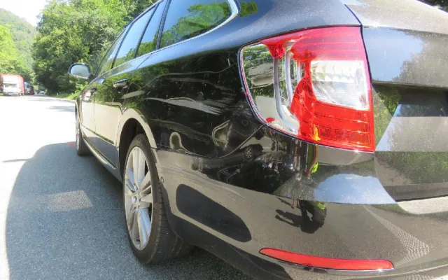 Motorkář i řidič Superbu chtěli ve stejnou dobu předjíždět, střetli se v protisměru