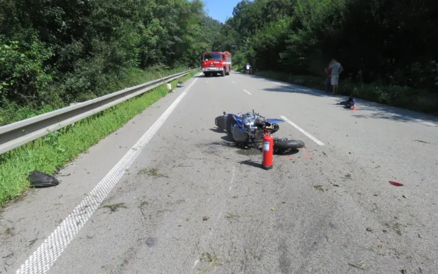 Motorkář i řidič Superbu chtěli ve stejnou dobu předjíždět, střetli se v protisměru