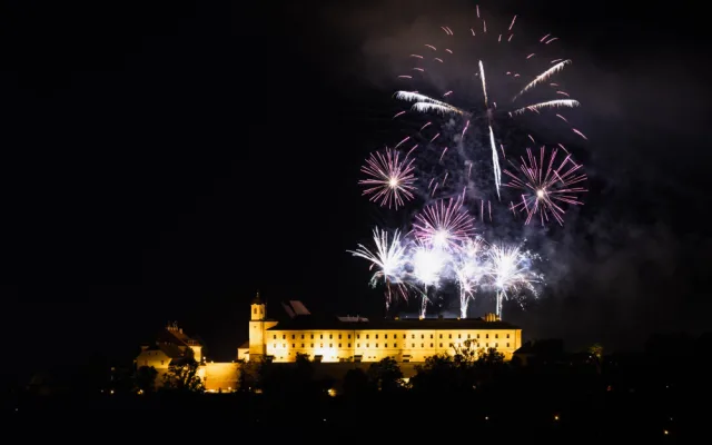 FOTO: Hvězdy jak sedmikrásky nad Brnem. Nebe nad Špilberkem rozzářil první letošní ohňostroj