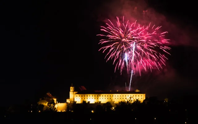 FOTO: Hvězdy jak sedmikrásky nad Brnem. Nebe nad Špilberkem rozzářil první letošní ohňostroj