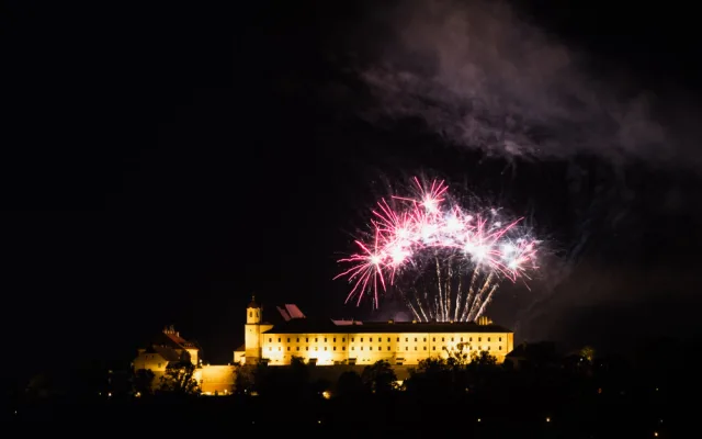 FOTO: Hvězdy jak sedmikrásky nad Brnem. Nebe nad Špilberkem rozzářil první letošní ohňostroj