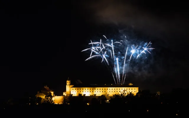 FOTO: Hvězdy jak sedmikrásky nad Brnem. Nebe nad Špilberkem rozzářil první letošní ohňostroj