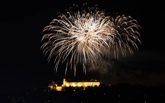 FOTO: Hvězdy jak sedmikrásky nad Brnem. Nebe nad Špilberkem rozzářil první letošní ohňostroj
