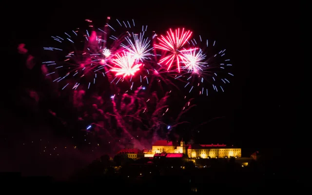 FOTO: Óda na šťastný let. Ohňostroj nad Špilberkem rozzářil noční oblohu