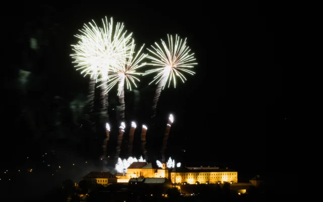 FOTO: Óda na šťastný let. Ohňostroj nad Špilberkem rozzářil noční oblohu