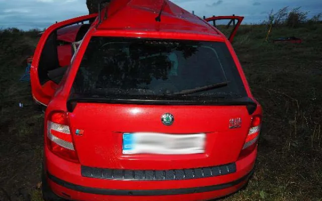Žena nezvládla na Brněnsku řízení a narazila do stromu, na místě zemřela