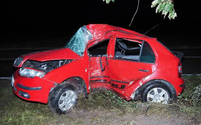 Žena nezvládla na Brněnsku řízení a narazila do stromu, na místě zemřela