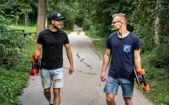 Dva roštáci na longboardech vyráží napříč vlastí. Podpoří tak malého Milánka