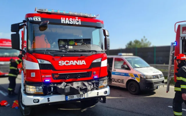 FOTO: Dálnici D1 ve směru na Prahu zablokovala hromadná nehoda. Hasiči vystříhávali oběti několik hodin