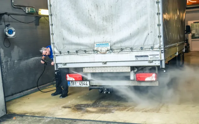 Z ruční myčky v Křižíkově ulici vycházejí nablýskaná osobní auta, ale třeba i náklaďáky či jeřáby