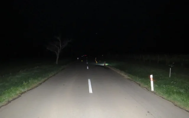 Tragická noční nehoda. Mladý řidič srazil chodce, který šel po silnici v tmavém oblečení