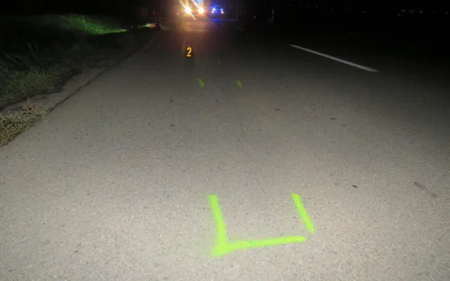 Tragická noční nehoda. Mladý řidič srazil chodce, který šel po silnici v tmavém oblečení