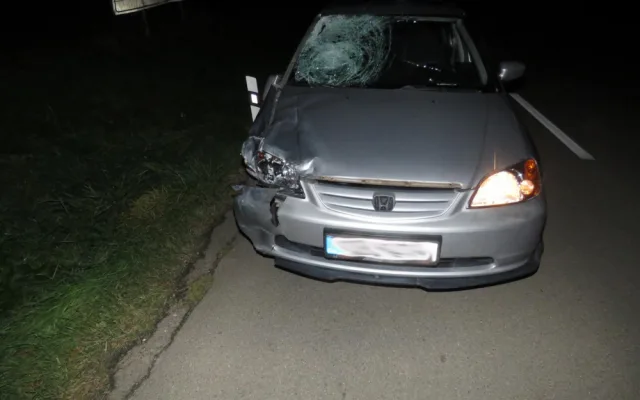 Tragická noční nehoda. Mladý řidič srazil chodce, který šel po silnici v tmavém oblečení