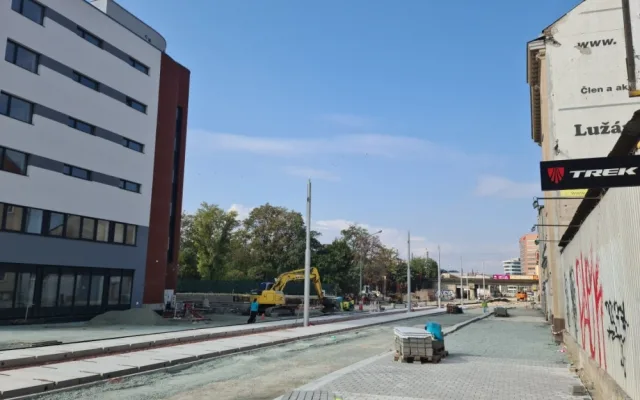 FOTO: Přeložení tramvaje na Plotní se protáhne do příštího roku. První šaliny přitom měly vyjet už na podzim