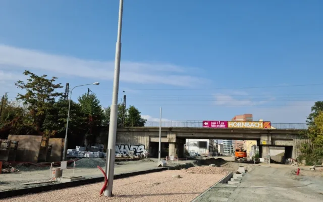 FOTO: Přeložení tramvaje na Plotní se protáhne do příštího roku. První šaliny přitom měly vyjet už na podzim