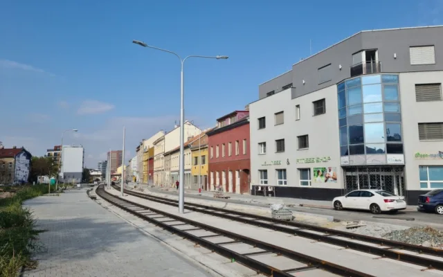 FOTO: Přeložení tramvaje na Plotní se protáhne do příštího roku. První šaliny přitom měly vyjet už na podzim