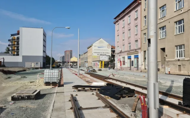 FOTO: Přeložení tramvaje na Plotní se protáhne do příštího roku. První šaliny přitom měly vyjet už na podzim