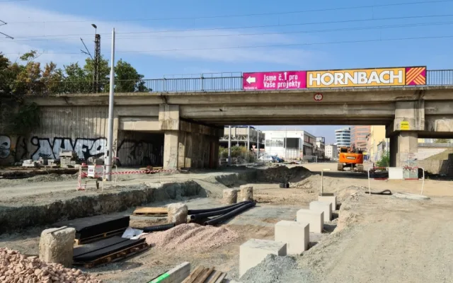 FOTO: Přeložení tramvaje na Plotní se protáhne do příštího roku. První šaliny přitom měly vyjet už na podzim