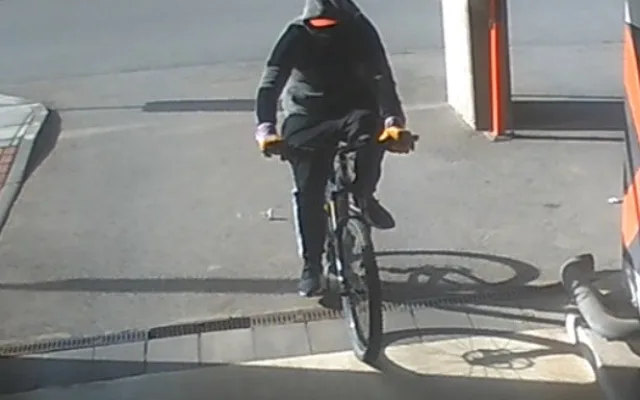 VIDEO: Neznámý agresor brutálně napadl otce dvou dětí, ty útok sledovaly z auta. Po muži pátrá policie