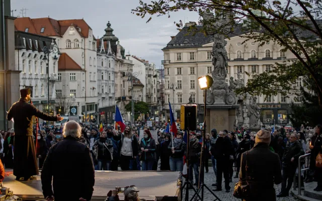 Zrušte všechna opatření proti koronaviru, demonstrovali lidé na Zelňáku