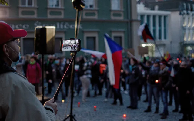 Zrušte všechna opatření proti koronaviru, demonstrovali lidé na Zelňáku