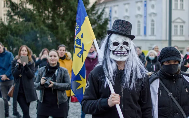 FOTO/VIDEO: Nejsme stádo, znělo sborově Zelňákem. Lidé demonstrovali za zrušení opatření proti koronaviru