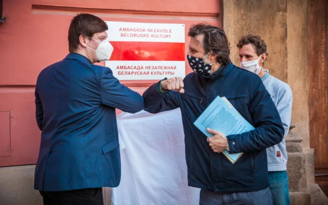 Nad Husou na provázku zavlála běloruská národní vlajka. Divadlo je sídlem ambasády nezávislé běloruské kultury
