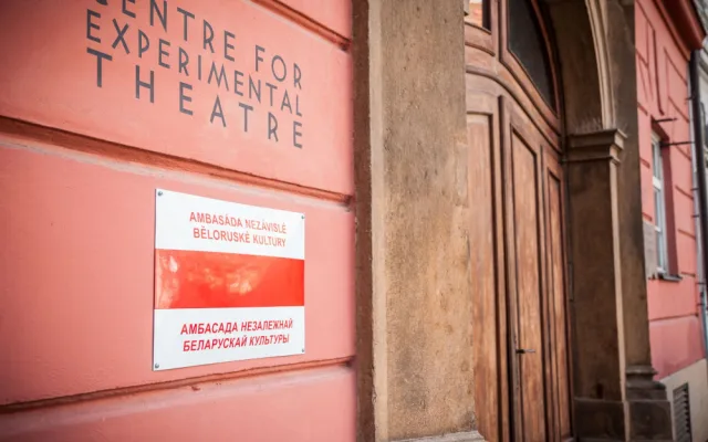 Nad Husou na provázku zavlála běloruská národní vlajka. Divadlo je sídlem ambasády nezávislé běloruské kultury