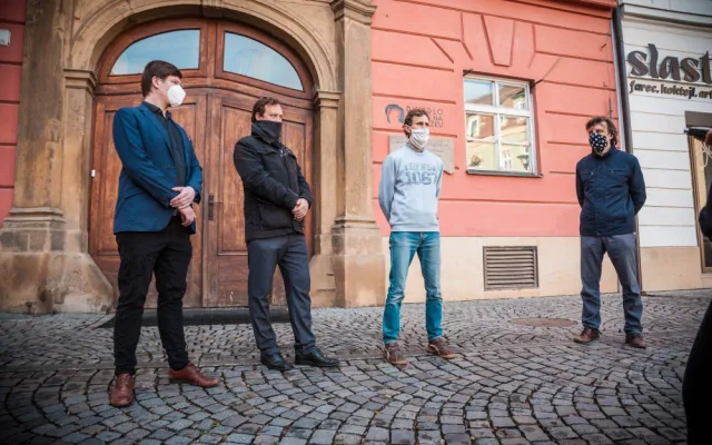 Nad Husou na provázku zavlála běloruská národní vlajka. Divadlo je sídlem ambasády nezávislé běloruské kultury