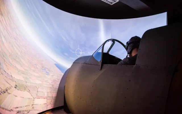 Na zkoušku pilotem Boeingu nebo vojenské stíhačky. Na unikátních simulátorech z Brna se může létat i za časů koronaviru