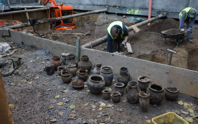 Římské náměstí v Brně ukrývalo sbírku cenných artefaktů. Archeologové jsou nadšeni ze zachovalého pelikána