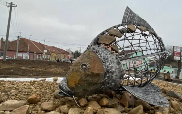 FOTO: V Pohořelicích odhalili pětimetrovou sochu kapra