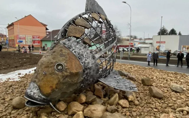 FOTO: V Pohořelicích odhalili pětimetrovou sochu kapra