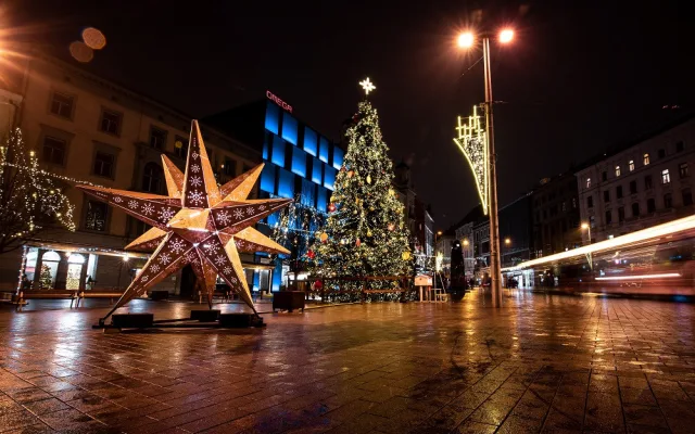 Z adventních trhů se letos vytratil ruch a tlačenice. Zůstal jen klid a vánoční atmosféra