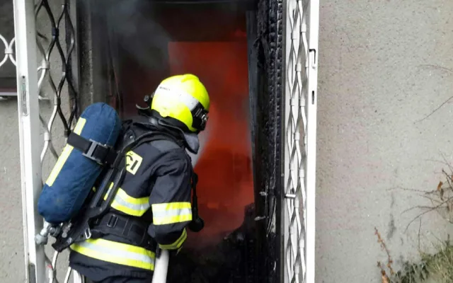 Chatu na Kozí horce zachvátil požár, hasiči s ohněm bojovali celý den