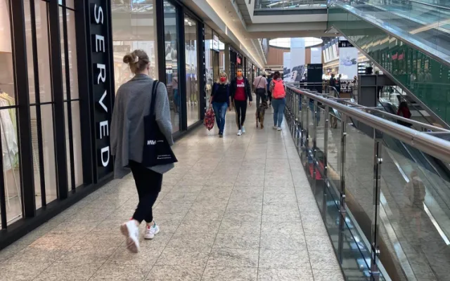 Brňané vzali obchody útokem, na zboží si vystáli dlouhé fronty