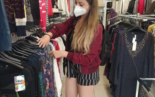 Brňané vzali obchody útokem, na zboží si vystáli dlouhé fronty